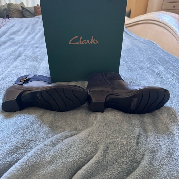 Clarks Booties NWT - New in Box Navy Blue - Picture 3 of 3